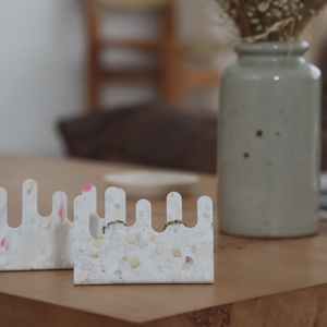 Porte bague minimaliste avec effet marbre