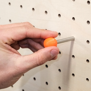Tourillons colorés - crochets pour panneau perforé en impression 3D et acier.